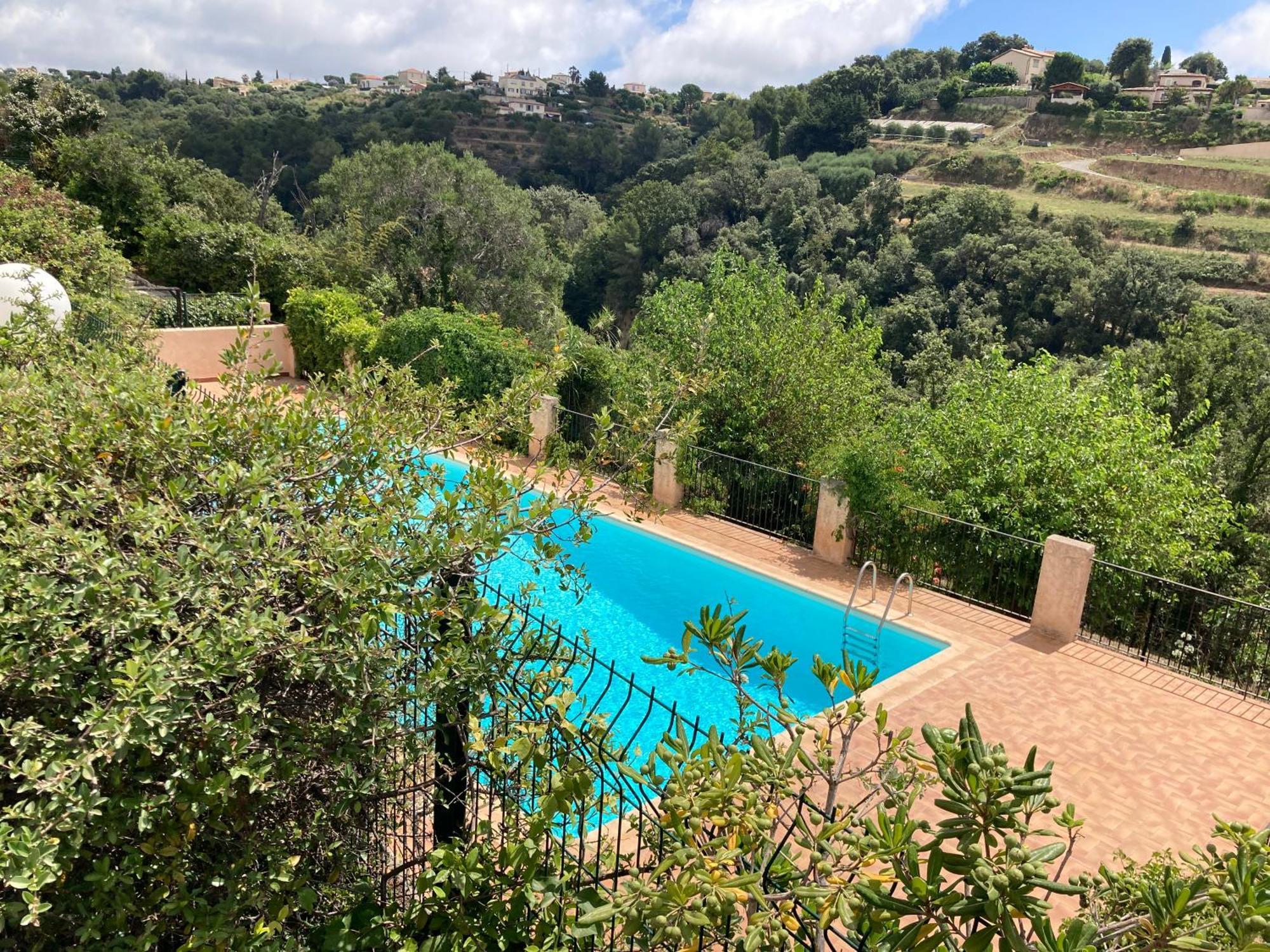 T2 Traversant Avec Une Grande Terrasse Et Piscine Cagnes-sur-Mer Dış mekan fotoğraf