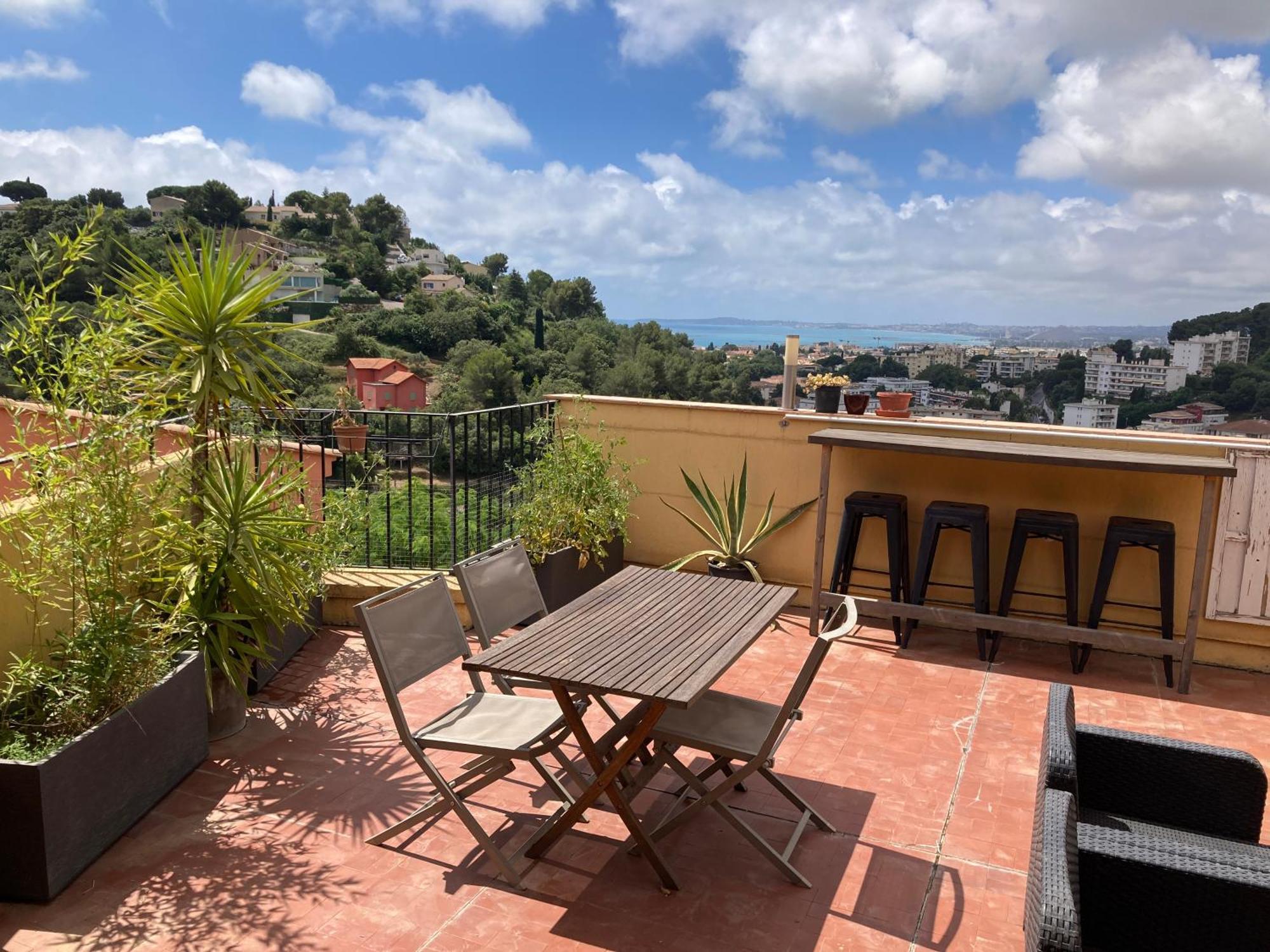 T2 Traversant Avec Une Grande Terrasse Et Piscine Cagnes-sur-Mer Dış mekan fotoğraf
